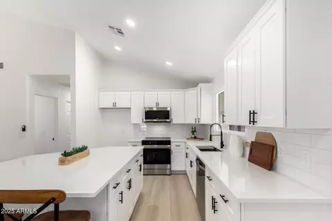 Kitchen - 9855 S 47th Pl, Phoenix, AZ 85044 photo 1 of 2