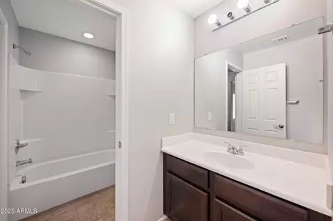 Bath - 3822 E Amber Ln, Gilbert, AZ 85296 photo 4 of 5