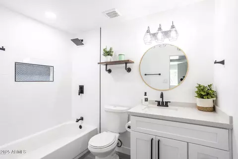 Bath - 3850 E Ludlow Dr, Phoenix, AZ 85032 photo 1 of 2