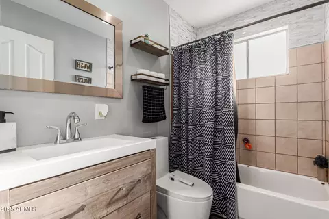 Bath - 4408 N 29th Ave, Phoenix, AZ 85017 photo 2 of 2