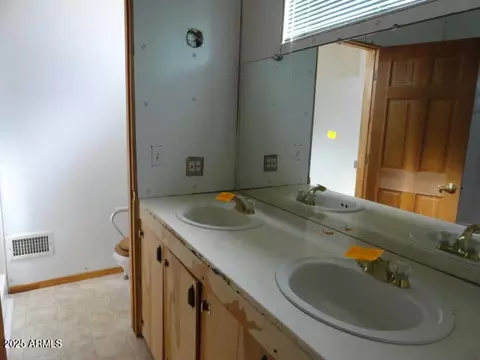 Bath - 8279 E Larson Rd, Hereford, AZ 85615 photo 1 of 4
