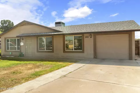 Exterior - 2201 W Wethersfield Rd, Phoenix, AZ 85029 photo 4 of 5