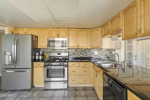 Kitchen - 2201 W Wethersfield Rd, Phoenix, AZ 85029 photo 2 of 2