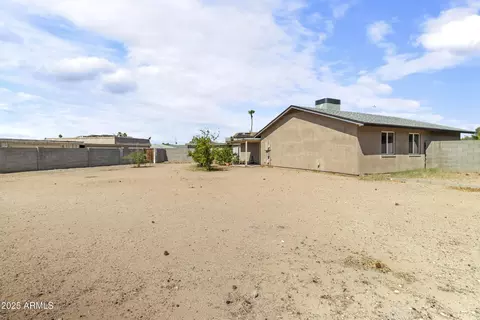 Exterior - 2201 W Wethersfield Rd, Phoenix, AZ 85029 photo 2 of 5