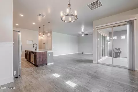Living - 809 W Coles Rd, Phoenix, AZ 85041 photo 1 of 2