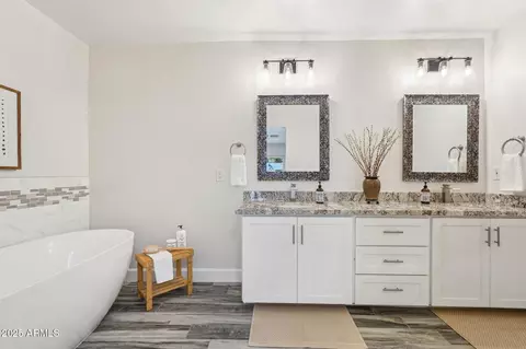 Bath - 4920 E Osborn Rd, Phoenix, AZ 85018 photo 2 of 9