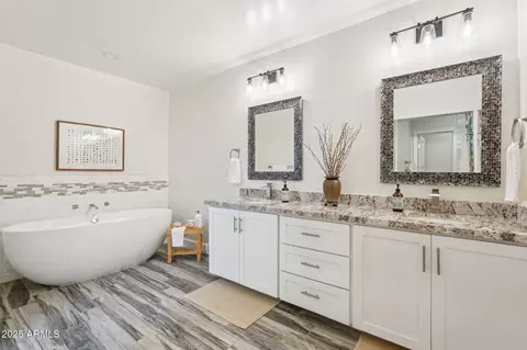 Bath - 4920 E Osborn Rd, Phoenix, AZ 85018 photo 1 of 9