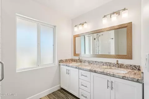 Bath - 4920 E Osborn Rd, Phoenix, AZ 85018 photo 8 of 9