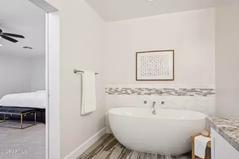 Bath - 4920 E Osborn Rd, Phoenix, AZ 85018 photo 3 of 9