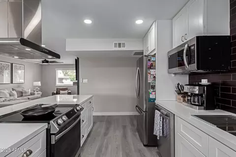 Kitchen - 2821 E Larkspur Dr, Phoenix, AZ 85032 photo 3 of 4