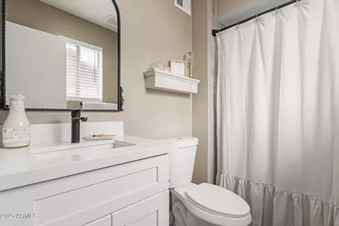 Bath - 2821 E Larkspur Dr, Phoenix, AZ 85032 photo 1 of 2