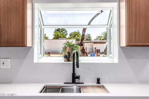 Kitchen - 28 E Winged Foot Rd, Phoenix, AZ 85022 photo 6 of 8
