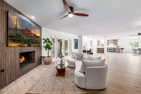 Living - 28 E Winged Foot Rd, Phoenix, AZ 85022 photo 2 of 4