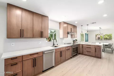 Kitchen - 28 E Winged Foot Rd, Phoenix, AZ 85022 photo 4 of 8