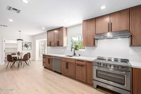 Kitchen - 28 E Winged Foot Rd, Phoenix, AZ 85022 photo 5 of 8