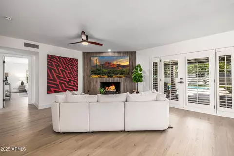 Living - 28 E Winged Foot Rd, Phoenix, AZ 85022 photo 1 of 4