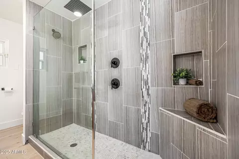 Bath - 28 E Winged Foot Rd, Phoenix, AZ 85022 photo 2 of 6