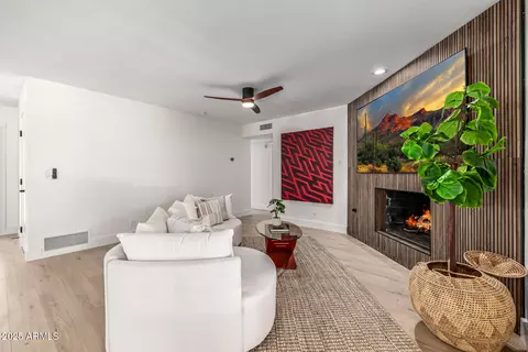 Living - 28 E Winged Foot Rd, Phoenix, AZ 85022 photo 3 of 4