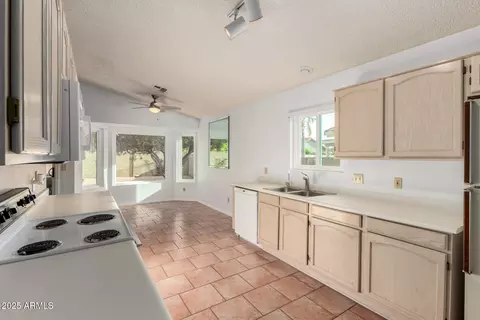 3443 E Wickieup Ln, Phoenix, AZ 85050 photo 10