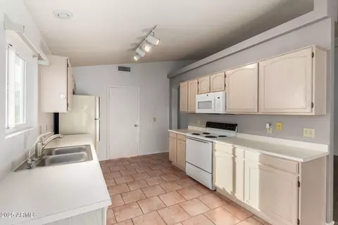 3443 E Wickieup Ln, Phoenix, AZ 85050 photo 9