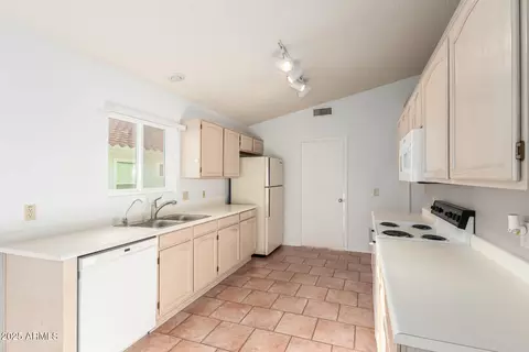 3443 E Wickieup Ln, Phoenix, AZ 85050 photo 8