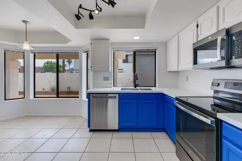 Kitchen - 3315 E Taro Ln, Phoenix, AZ 85050 photo 3 of 4