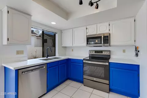 Kitchen - 3315 E Taro Ln, Phoenix, AZ 85050 photo 2 of 4