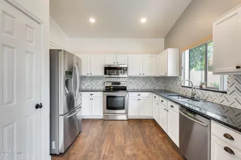 Kitchen - 4041 W Hackamore Dr, Phoenix, AZ 85083 photo 2 of 3