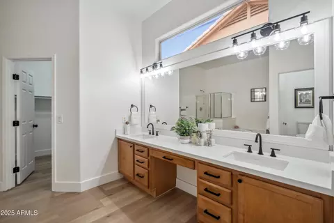 Bath - 1029 E Ian Dr, Phoenix, AZ 85042 photo 1 of 4