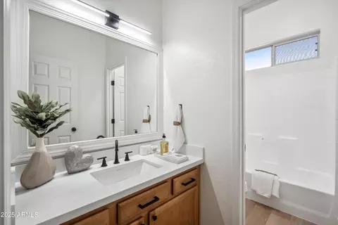 Bath - 1029 E Ian Dr, Phoenix, AZ 85042 photo 3 of 4