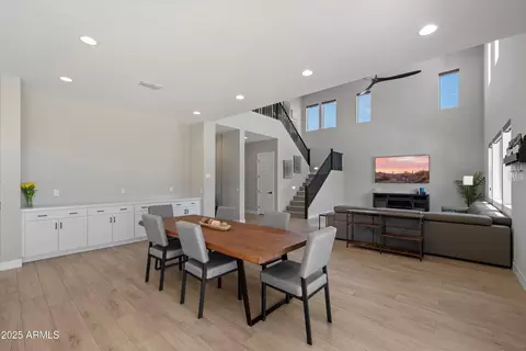 Dining - 2107 E Fallen Leaf Ln, Phoenix, AZ 85024 photo 2 of 2