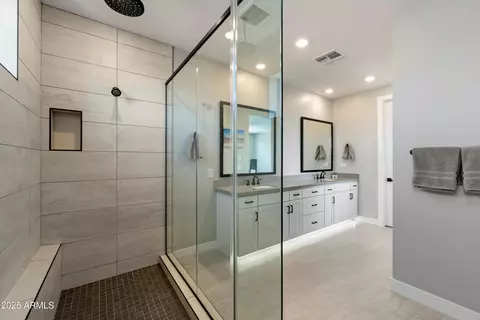 Bath - 2107 E Fallen Leaf Ln, Phoenix, AZ 85024 photo 2 of 6