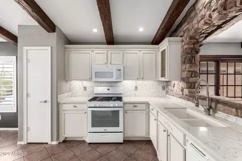 Kitchen - 3913 E Derringer Way, Gilbert, AZ 85297 photo 3 of 4