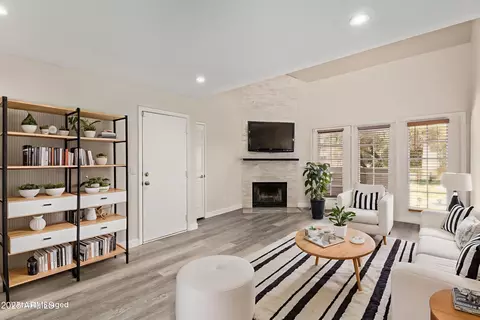 4901 S Calle Los Cerros Dr #220, Tempe, AZ 85282