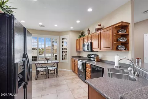 Kitchen - 11025 E Nichols Ave, Mesa, AZ 85209 photo 2 of 4