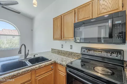 Kitchen - 533 N Cobblestone St, Gilbert, AZ 85234 photo 5 of 6