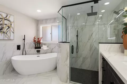 Bath - 2802 E Mercer Ln, Phoenix, AZ 85028 photo 2 of 4