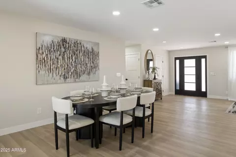 Dining - 2802 E Mercer Ln, Phoenix, AZ 85028 photo 1 of 1