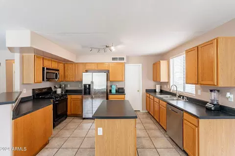 Kitchen - 822 E Ross Ave, Phoenix, AZ 85024 photo 7 of 8