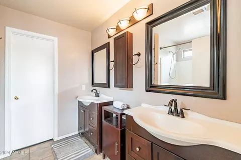 Bath - 822 E Ross Ave, Phoenix, AZ 85024 photo 3 of 5
