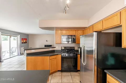 Kitchen - 822 E Ross Ave, Phoenix, AZ 85024 photo 6 of 8
