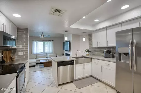 2020 W Union Hills Dr #110, Phoenix, AZ 85027