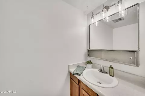 Bath - 4599 N 17th Ave, Phoenix, AZ 85015 photo 2 of 4