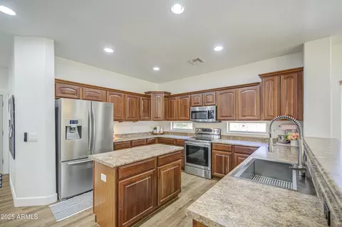 Kitchen - 4609 E Ironhorse Rd, Gilbert, AZ 85297 photo 2 of 5