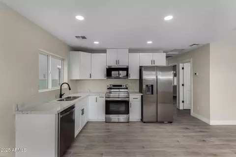 Kitchen - 1009 S 17th Ave, Phoenix, AZ 85007 photo 2 of 3