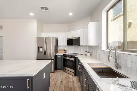 Kitchen - 3875 E Claxton Ave, Gilbert, AZ 85297 photo 5 of 7