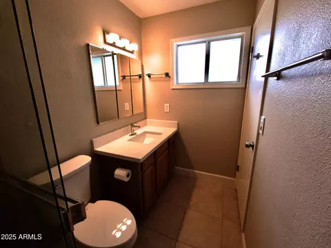 Bath - 3216 E Campo Bello Dr, Phoenix, AZ 85032 photo 6 of 8