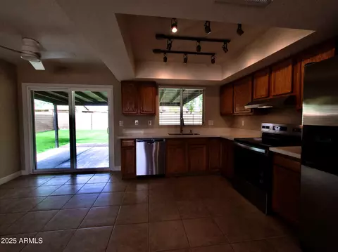 Kitchen - 3216 E Campo Bello Dr, Phoenix, AZ 85032 photo 3 of 4
