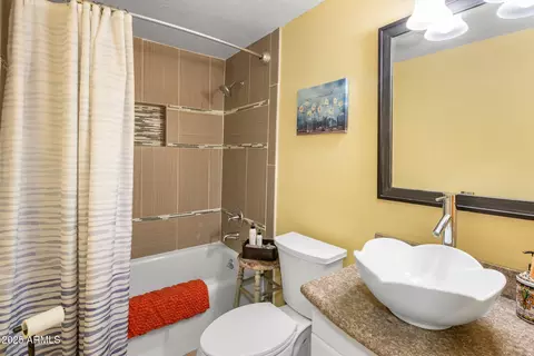 Bath - 901 E Hearn Rd, Phoenix, AZ 85022 photo 2 of 2