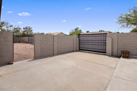 Exterior - 901 E Hearn Rd, Phoenix, AZ 85022 photo 6 of 8
